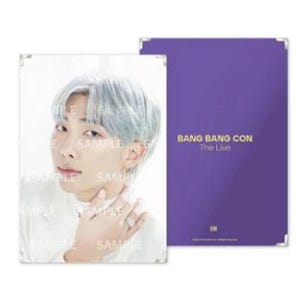 Puede incluir: Un retrato de una persona con cabello azul claro, vistiendo una parte superior blanca. La imagen es una impresión con la palabra "SAMPLE" repetida en la parte delantera. Una tarjeta púrpura con el texto "BANG BANG CON The Live" está detrás del retrato.