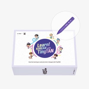 Op de afbeelding: Een witte doos met de tekst "Learn! KOREAN with TinyTAN" en illustraties van stripfiguren. Een paarse stylus wordt in een cirkel getoond. De doos heeft ook de tekst "Have fun learning to read and write in Hangeul with TinyTAN!"