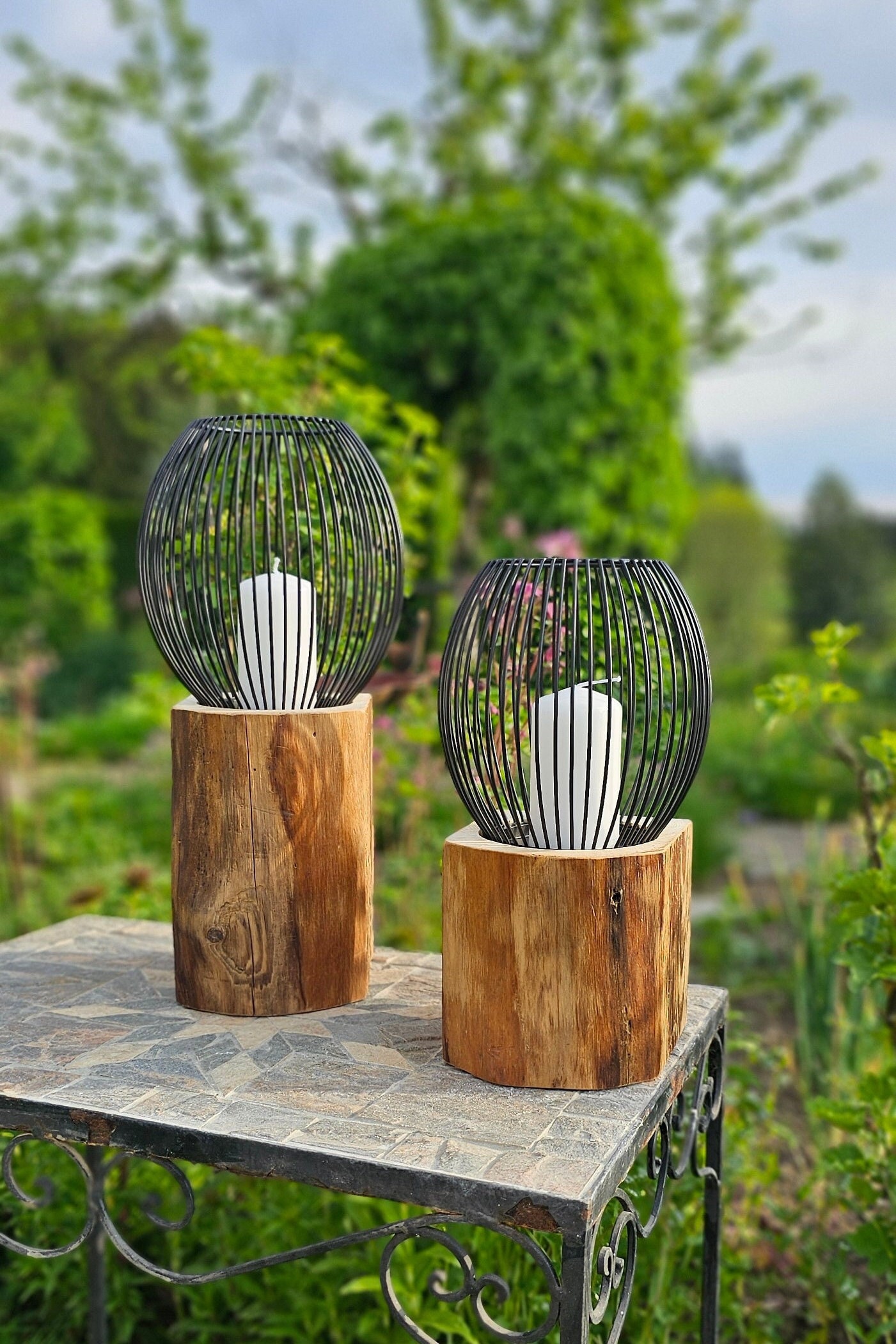 Outdoor Laterne aus Altholzbalken | schwarze Metall Laterne | rustikale Tischdeko Landhausstil | Terassendeko Holz | Windlicht Haus, Garten