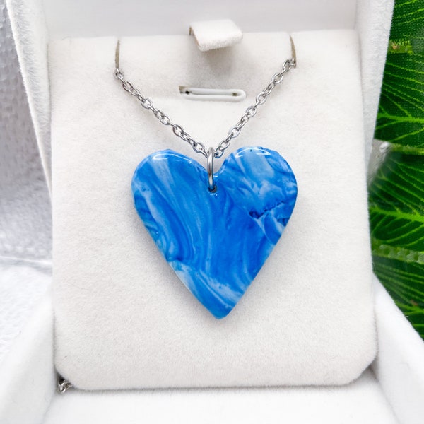 Collier en forme de coeur d'océan bleu fait à la main