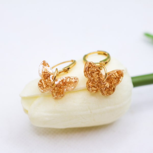 Piccole farfalle in oro pendenti , placcato in oro,  orecchini fatti a mano in resina