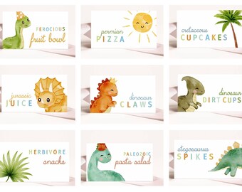 Pode incluir: Nove etiquetas de comida imprimíveis com ilustrações de dinossauros e texto. As etiquetas incluem: "Ferocious fruit bowl", "permian pizza", "cretaceous cupcakes", "jurassic juice", "dinosaur claws", "dinosaur dirt cups", "herbivore snacks", "paleozoic pasta salad", e "stegosaurus spikes".