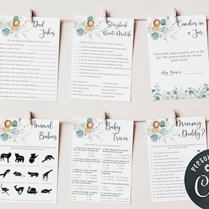 Może przedstawiać: Zestaw drukowanych kart do gier na baby shower w stylu dżungli. Karty przedstawiają ilustrację lwa i zielone liście. Gry obejmują "Żarty taty", "Dopasowanie cytat&oacute;w z książek", "Słodycze w słoiku", "Zwierzęta-dzieci", "Quiz o dzieciach" i "Mama czy tata?"