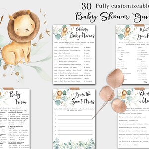 Może przedstawiać: Zestaw drukowanych gier na baby shower z uroczą ilustracją lwa z akwarelowymi zielonymi liśćmi i złotymi błyskotkami. Gry obejmują "Znane imiona dzieci", "Co jest w Twojej torebce", "Quiz o dzieciach", "Zgadnij słodki bałagan" i "Więcej czy mniej?"