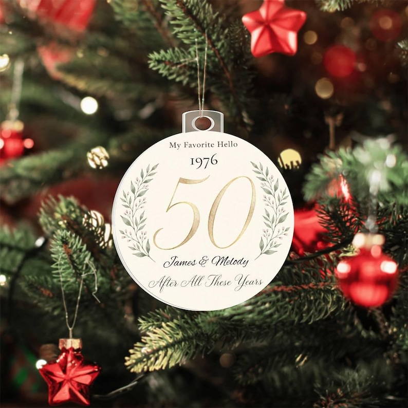 Personalisierte Acryl-Weihnachtsbaumkugel zum 50. Hochzeitstag, individuelles Geschenk zur fünfzigsten Hochzeit, Hand in Hand, goldenes Erinnerungsstück an die Ehe für Paare 4 Bild 4