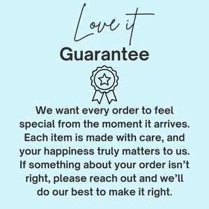 K&ouml;nnte beinhalten: Eine hellblaue Infografik mit dem schwarzen Text Love it Guarantee, gefolgt von einem Liniensymbol eines kreisf&ouml;rmigen Abzeichens mit Stern und B&auml;ndern. Darunter steht in schwarzem Text: We want every order to feel special.