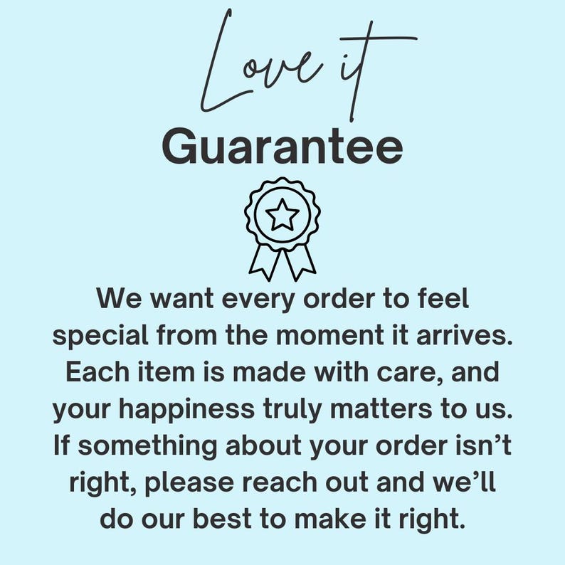 K&ouml;nnte beinhalten: Eine hellblaue Infografik mit dem schwarzen Text Love it Guarantee, gefolgt von einem Liniensymbol eines kreisf&ouml;rmigen Abzeichens mit Stern und B&auml;ndern. Darunter steht in schwarzem Text: We want every order to feel special.