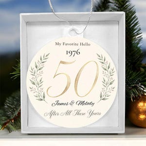 Personalisierte Acryl-Weihnachtsbaumkugel zum 50. Hochzeitstag, individuelles Geschenk zur fünfzigsten Hochzeit, Hand in Hand, goldenes Erinnerungsstück an die Ehe für Paare 4 Bild 6