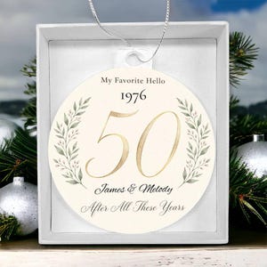 Personalisierte Acryl-Weihnachtsbaumkugel zum 50. Hochzeitstag, individuelles Geschenk zur fünfzigsten Hochzeit, Hand in Hand, goldenes Erinnerungsstück an die Ehe für Paare 4 Bild 3