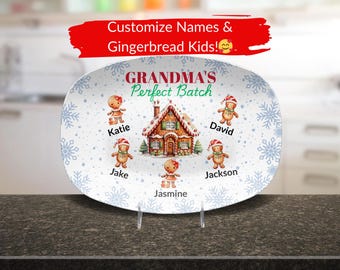 Könnte beinhalten: Weiße ovale Servierplatte mit einem Lebkuchenhaus und Lebkuchenmännern. Die Platte hat ein blaues und weißes Schneeflockenmuster. Der Text "Grandma's Perfect Batch" ist auf der Platte gedruckt. Die Namen "Katie", "Jake", "Jasmine", "David" und "Jackson" sind unter den Lebkuchenmännern gedruckt.