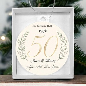 Personalisierte Acryl-Weihnachtsbaumkugel zum 50. Hochzeitstag, individuelles Geschenk zur fünfzigsten Hochzeit, Hand in Hand, goldenes Erinnerungsstück an die Ehe für Paare 4 Acrylic Ornament with Gift Box