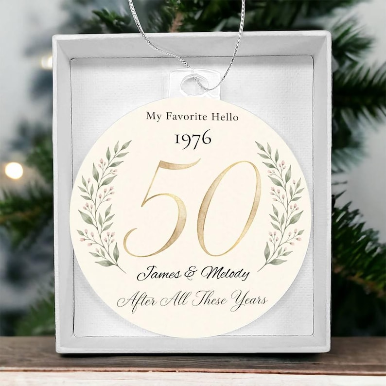 Personalisierte Acryl-Weihnachtsbaumkugel zum 50. Hochzeitstag, individuelles Geschenk zur fünfzigsten Hochzeit, Hand in Hand, goldenes Erinnerungsstück an die Ehe für Paare 4 Acrylic Ornament with Gift Box