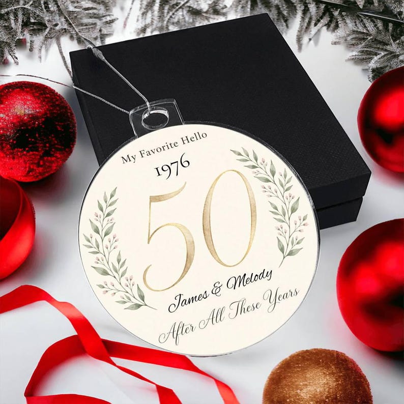 Personalisierte Acryl-Weihnachtsbaumkugel zum 50. Hochzeitstag, individuelles Geschenk zur fünfzigsten Hochzeit, Hand in Hand, goldenes Erinnerungsstück an die Ehe für Paare 4 Bild 5