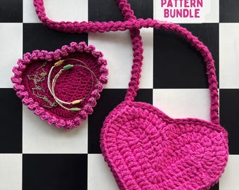 Op de afbeelding: Een felroze gehaakte hartvormige tas met een lange schouderband en een bijpassend gehaakt hartvormig schaaltje met dunne goudkleurige armbandjes. De tekst PATTERN BUNDLE is zichtbaar in de rechterbovenhoek van de afbeelding.