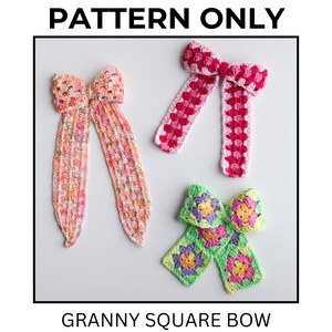 Op de afbeelding: Drie handgemaakte gehaakte strikken met de tekst PATTERN ONLY GRANNY SQUARE BOW. E&eacute;n strik is van perzikkleurig en wit garen, &eacute;&eacute;n heeft roze en witte granny squares, en &eacute;&eacute;n heeft veelkleurige granny squares met groene randen.