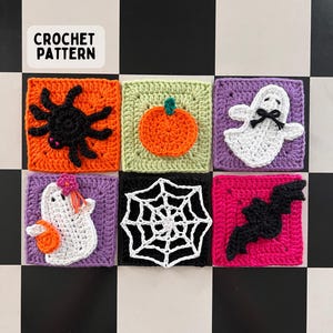 Może przedstawiać: Sześć kwadratowych naszywek szydełkowych z motywami halloweenowymi: czarny pająk na pomarańczowym tle, pomarańczowa dynia na jasnej zieleni, biały duch na fioletowym, biały duch z kwiatkiem na fioletowym, biała pajęczyna na czarnym i czarny nietoperz na różowym.