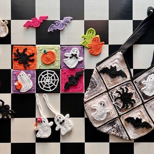 Op de afbeelding: Een handgemaakte gehaakte tas met een patchworkontwerp van Halloween-motieven, waaronder spoken, vleermuizen en spinnen. Bij de tas horen diverse losse gehaakte applicaties van spoken, pompoenen, vleermuizen en spinnen in diverse kleuren.