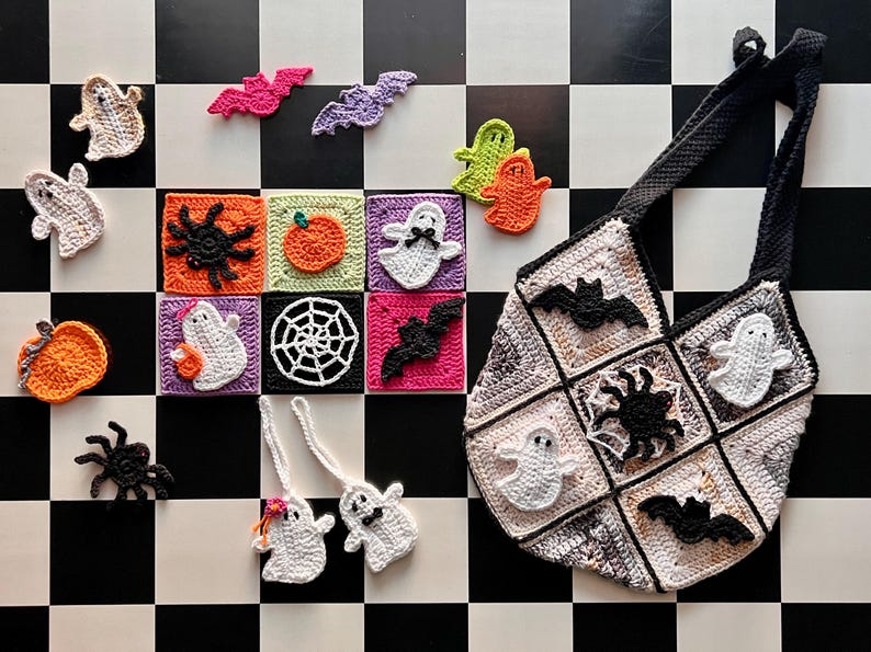 Op de afbeelding: Een handgemaakte gehaakte tas met een patchworkontwerp van Halloween-motieven, waaronder spoken, vleermuizen en spinnen. Bij de tas horen diverse losse gehaakte applicaties van spoken, pompoenen, vleermuizen en spinnen in diverse kleuren.