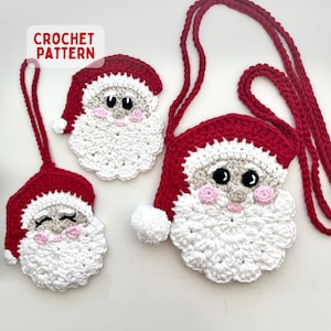 Könnte beinhalten: Drei gehäkelte Weihnachtsmann-Artikel mit roten Mützen und weißen Bommeln, beigen Gesichtern, rosa Wangen und weißen Bärten. Ein Artikel ist eine kleine Tasche mit langem rotem Riemen, die anderen beiden sind Ornamente mit Schlaufen. Text: CROCHET PATTERN.