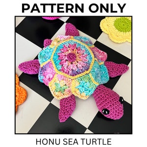 Peut inclure: Une tortue de mer en crochet colorée avec une carapace rose et un motif de fleurs multicolores sur le dos. La tortue est posée sur une surface à carreaux noirs et blancs. "HONU SEA TURTLE" est écrit sous l'image.