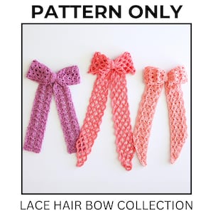 Op de afbeelding: Drie gehaakte haarstrikken in paars, koraal en lichtroze, elk met een delicaat opengewerkt kantpatroon en lange, hangende linten. De tekst PATTERN ONLY en LACE HAIR BOW COLLECTION staat in het zwart boven en onder de strikken afgebeeld.