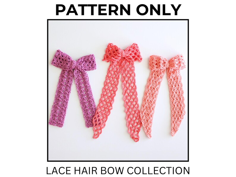 Op de afbeelding: Drie gehaakte haarstrikken in paars, koraal en lichtroze, elk met een delicaat opengewerkt kantpatroon en lange, hangende linten. De tekst PATTERN ONLY en LACE HAIR BOW COLLECTION staat in het zwart boven en onder de strikken afgebeeld.