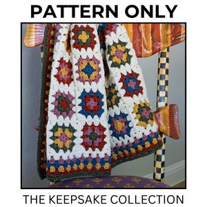 Könnte beinhalten: Eine farbenfrohe, gehäkelte Decke mit Granny-Square-Muster, drapiert über einem dekorativen Stuhl. Die Decke hat Quadrate in Weiß, Rot, Blau, Gelb und Grün. Der Text oben lautet "PATTERN ONLY" und unten "THE KEEPSAKE COLLECTION."