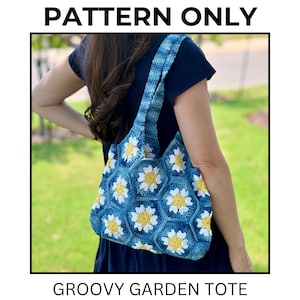 Könnte beinhalten: Eine blaue Häkeltasche mit einem Gänseblümchenmuster. Die Tasche besteht aus sechseckigen Teilen mit weißen und gelben Blumenmustern. Der Text "PATTERN ONLY" und "GROOVY GARDEN TOTE" sind zu sehen.