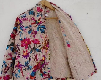 Indische handgemachte Kantha Quilt Jacke Kimono Frauen tragen Boho Beige Farbe Front Open Steppjacken