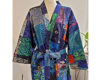 Indische handgefertigte Kantha Quilt Kimono Jacke Frauen tragen Boho Blaue Farbe Seide Patola Kantha Kimono vorne offene gesteppte Jacke