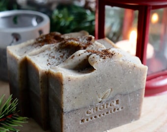 Natuurlijke zeep COFEEE SCRUB met biologische cacaoboter, biologische sheaboter, koffiebonen, kokosmelk, kaneel en sinaasappel, palmolievrij & veganistisch