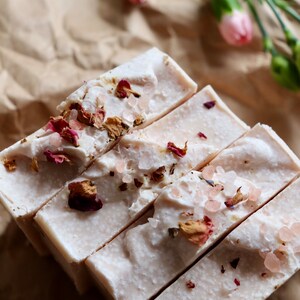 Naturseife Floral Garden mit Himalayasalz und Rosengeranienöl, vegan & palmölfrei, pflegende handgemachte Seife Bild 3