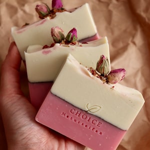 Natuurlijke zeep "Mint Rose" met biologische cacaoboter, verzorgende handgemaakte zeep met echte rozenknoppen & ylang-ylang - gastengeschenk, feestgeschenk