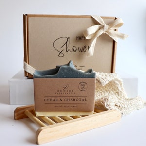Set de regalo Happy Shower con jabonera: cosmética natural vegana y jabón artesanal sin aceite de palma. Regalo sostenible.