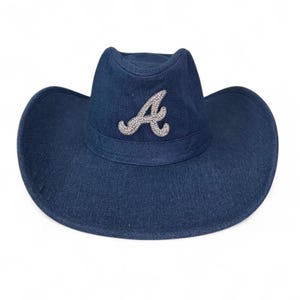 Sombrero vaquero de mezclilla con diamantes de imitación estilo western de los Atlanta Braves (sombrero personalizado de la gira Cowboy Carter - inspiración de Beyoncé)