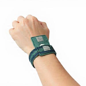 Pulsera MicroCarry con un pequeño bolsillo para llevar objetos pequeños esenciales (menta, chicle, pastillas, joyas, llaves).