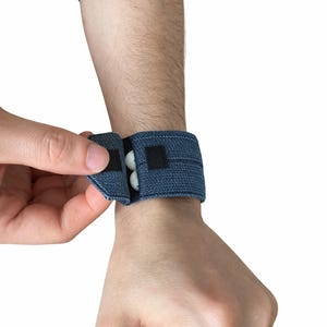 Pulsera MicroCarry con un pequeño bolsillo para llevar objetos pequeños esenciales (menta, chicle, pastillas, joyas, llaves).