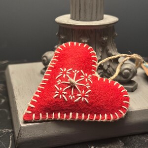 Handgjord filthjärtprydnad: Broderad snöflinga, juldekoration bild 4
