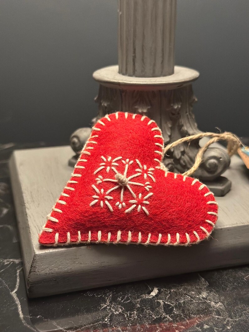 Handgjord filthjärtprydnad: Broderad snöflinga, juldekoration bild 4
