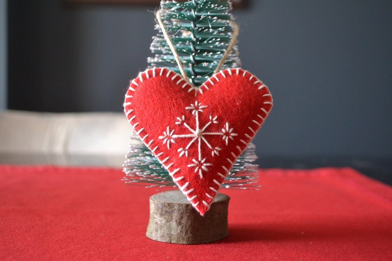 Handgjord filthjärtprydnad: Broderad snöflinga, juldekoration bild 1