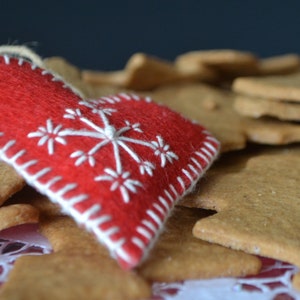 Handgjord filthjärtprydnad: Broderad snöflinga, juldekoration bild 3
