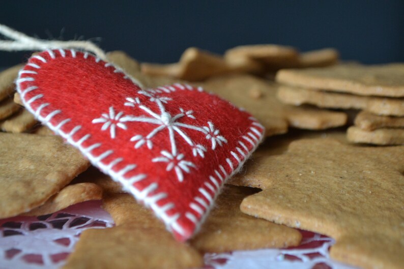Handgjord filthjärtprydnad: Broderad snöflinga, juldekoration bild 3