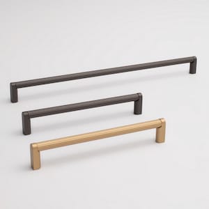 Può includere: Tre maniglie per mobili di diverse dimensioni e finiture. Le due superiori sono in bronzo scuro, quella inferiore è dorata. Ogni maniglia presenta un design a coste e una base rettangolare. Ideale per mobili da cucina o bagno.