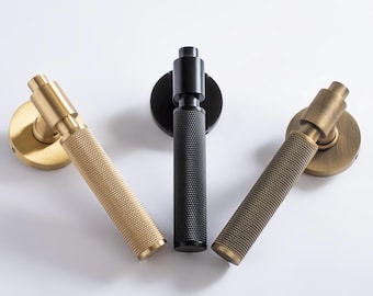 Solidny mosiężny zamek wpuszczany z radełkowaną klamką, okrągły, antyczny brąz