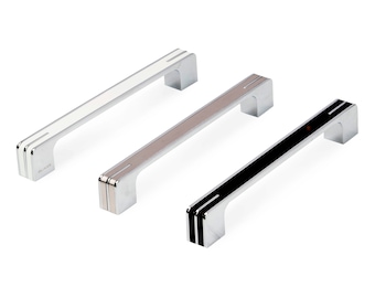 Peut inclure: Trois poignées de meubles au design moderne. Les poignées sont argentées avec une barre rectangulaire blanche, beige et noire. Chaque poignée a une base argentée et un design rainuré aux extrémités.