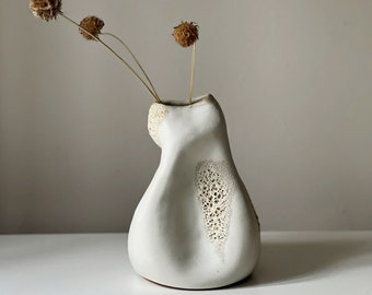 Handgemaakte unieke sculpturale vaas | Keramische minimale vaas | Woondecoratie | Sculpturale kunst | Getextureerde vaas | Keramiek Vassel | Verzamelbare vaas