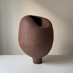 Vaso in ceramica fatto a mano / Decorazione moderna minimalista / Vaso di design / Decorazione per la casa / Vaso in ceramica astratto / Vaso in ceramica unico / Vaso astratto