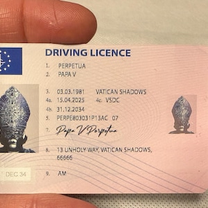 Nieuw rijbewijs voor driewieler Papa V Perpetua | Op geesten geïnspireerde fanprop | Parodie-ID-kaart – GEEN overheidsidentiteitsbewijs