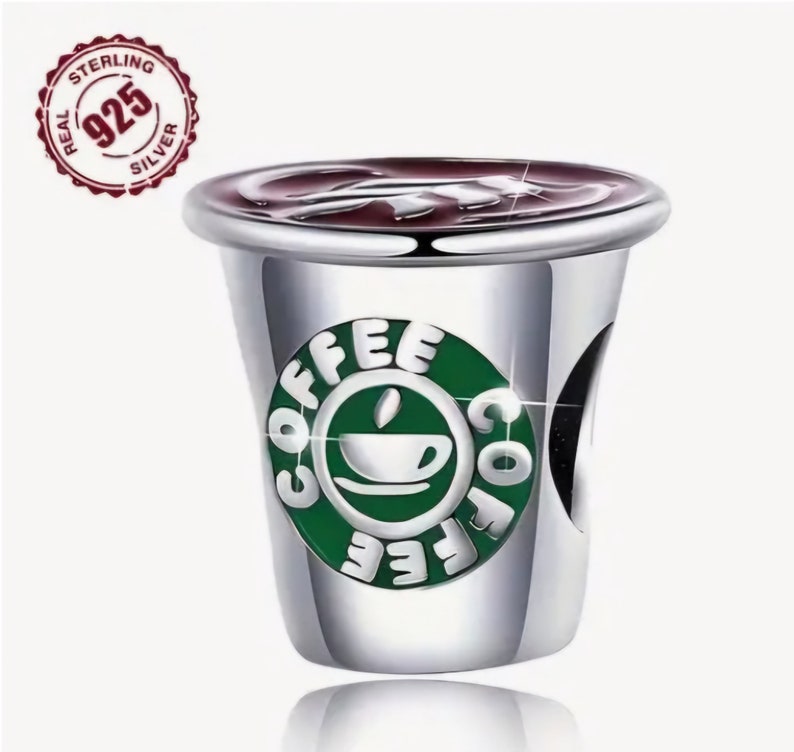 Op de afbeelding: Zilveren bedel in de vorm van een koffiebeker met een groen-wit logo met de tekst "Coffee".
