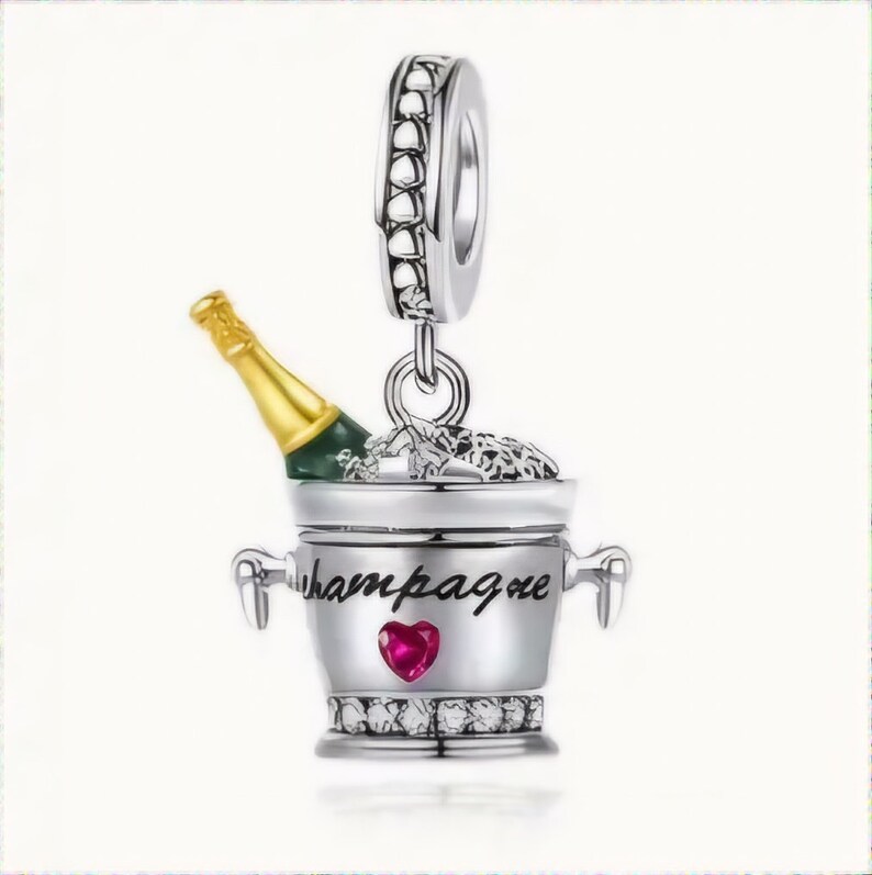 Op de afbeelding: Zilveren bedel met een champagnefles in een ijsemmer. De emmer heeft de tekst "Champagne" erop en een rood hart.